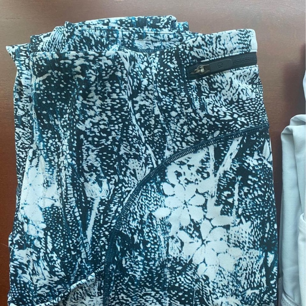 Can anyone tell me the name and color of the leggings ?